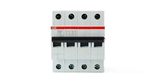 Interruptor magnetotérmico ABB SH204 C32. El magnetotérmico C10 significado es la protección contra sobrecargas y cortocircuitos.