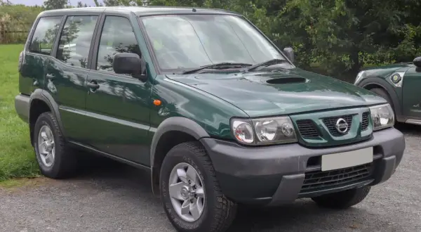 Nissan Terrano 2 verde, un todoterreno robusto. Sus medidas, especialmente el largo, lo hacen ideal para aventuras.