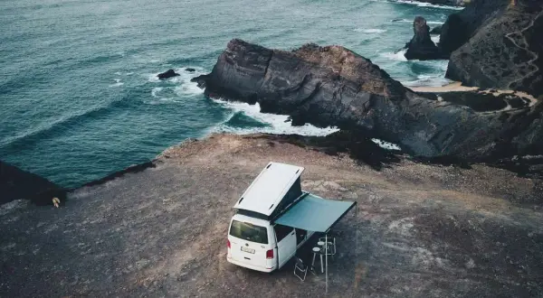 Autocaravana en acantilado portugués, ideal para saber donde pernoctar con autocaravana en Portugal. Vista al mar y rocas.