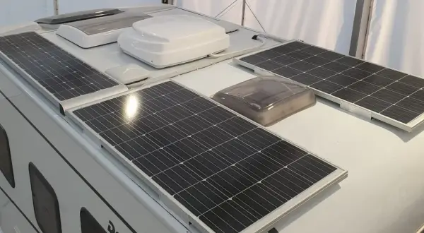 Instalación de placas solares con baterías en el techo de una autocaravana Dethleffs para energía autónoma.