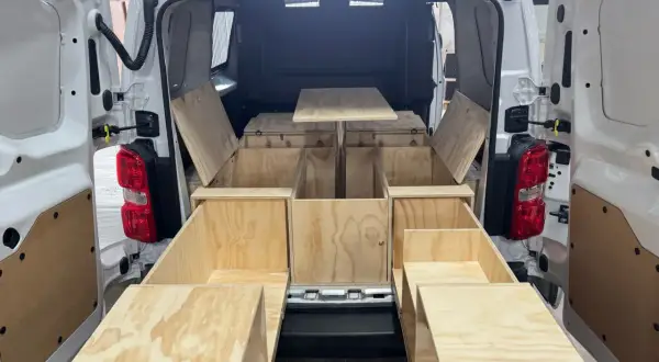 Muebles de madera para camperizar una VW T4, con cajones extraíbles y compartimentos. ¡Ideas para tu aventura!