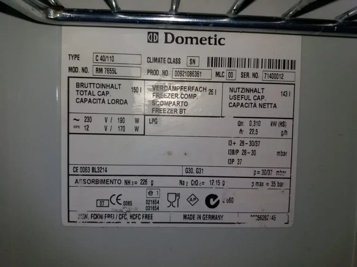 Etiqueta de un frigorífico Dometic RM 7655L. Muestra datos técnicos, capacidades y la clasificación energética frigoríficos.