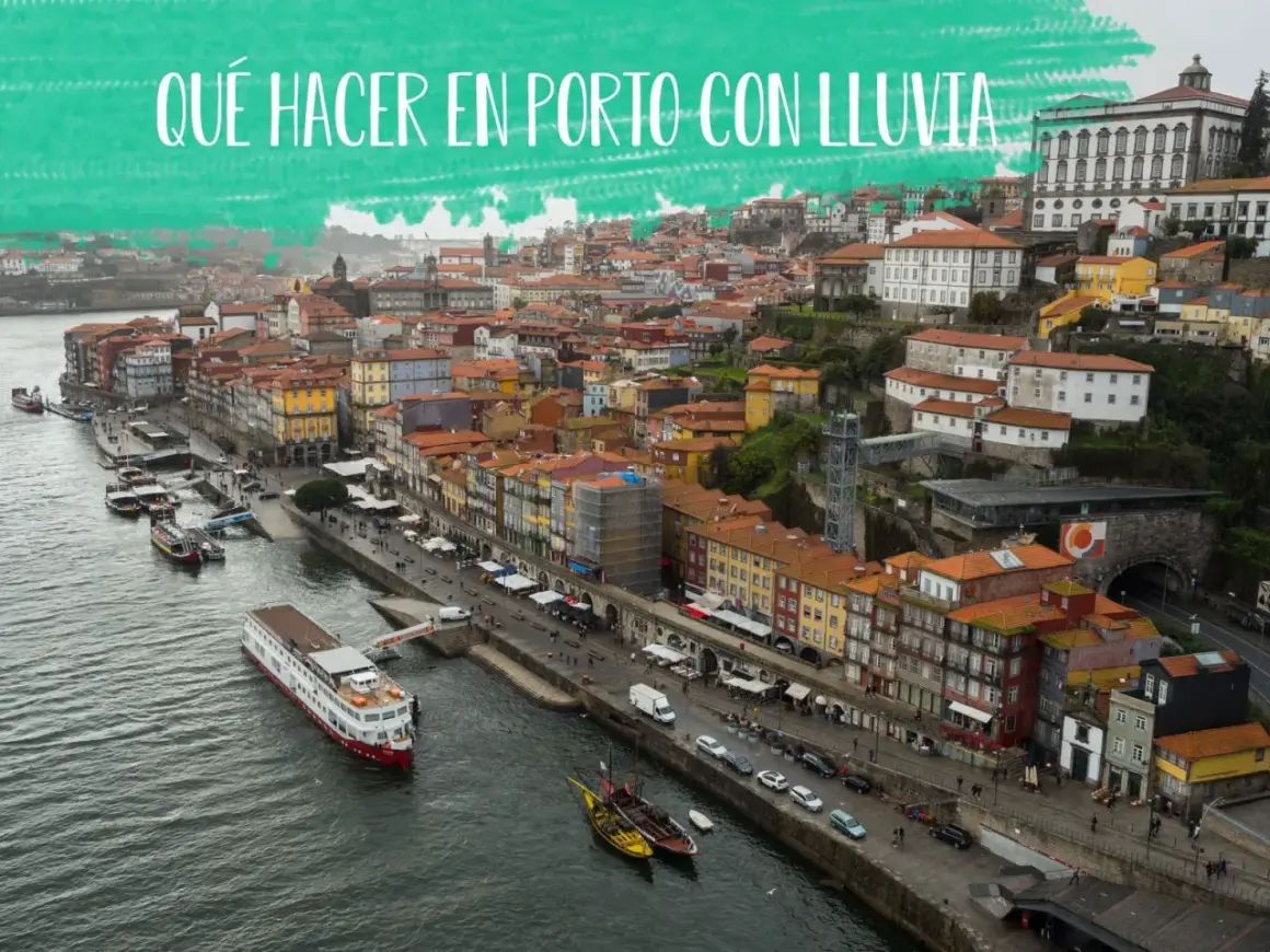 Vista aérea de Oporto con lluvia, con barcos en el río Duero y edificios coloridos.
