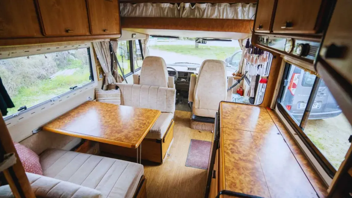 Interior de una autocaravana lista para viajar. Ideal para empresas para camperizar furgonetas que buscan inspiración.