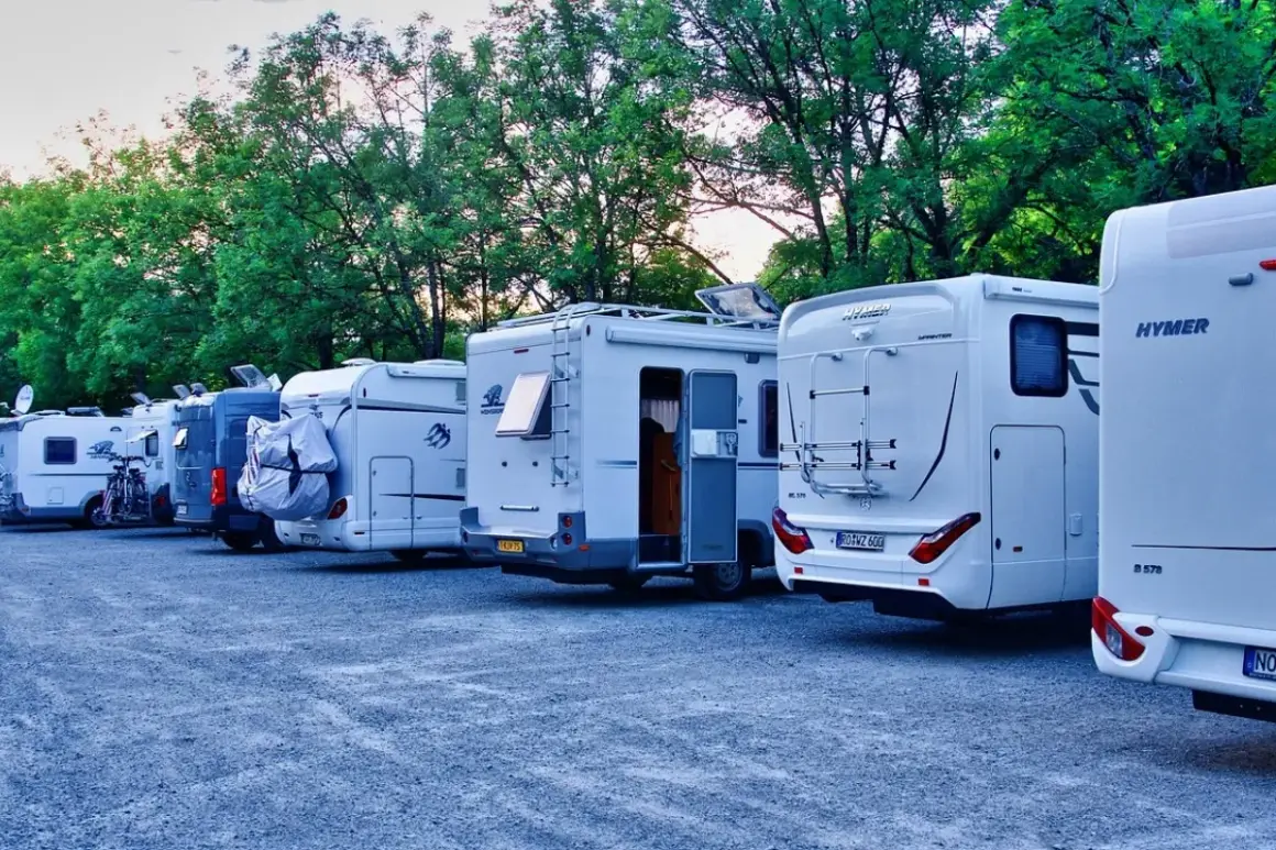 Autocaravanas aparcadas en un área camper en Pamplona, listas para la aventura.