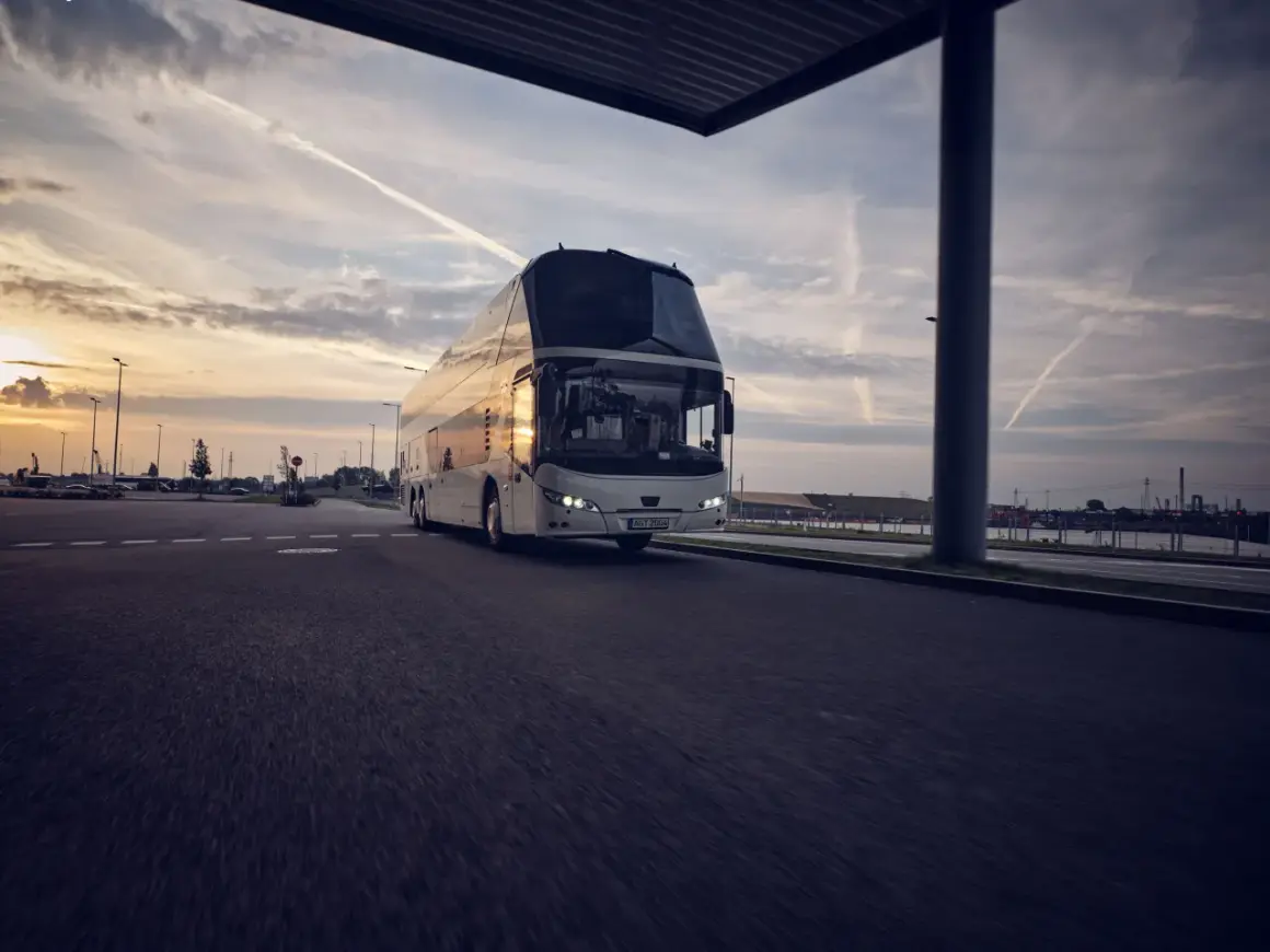 Autobús de dos pisos moderno, listo para un viaje. Su diseño elegante sugiere una vivienda móvil para aventuras.
