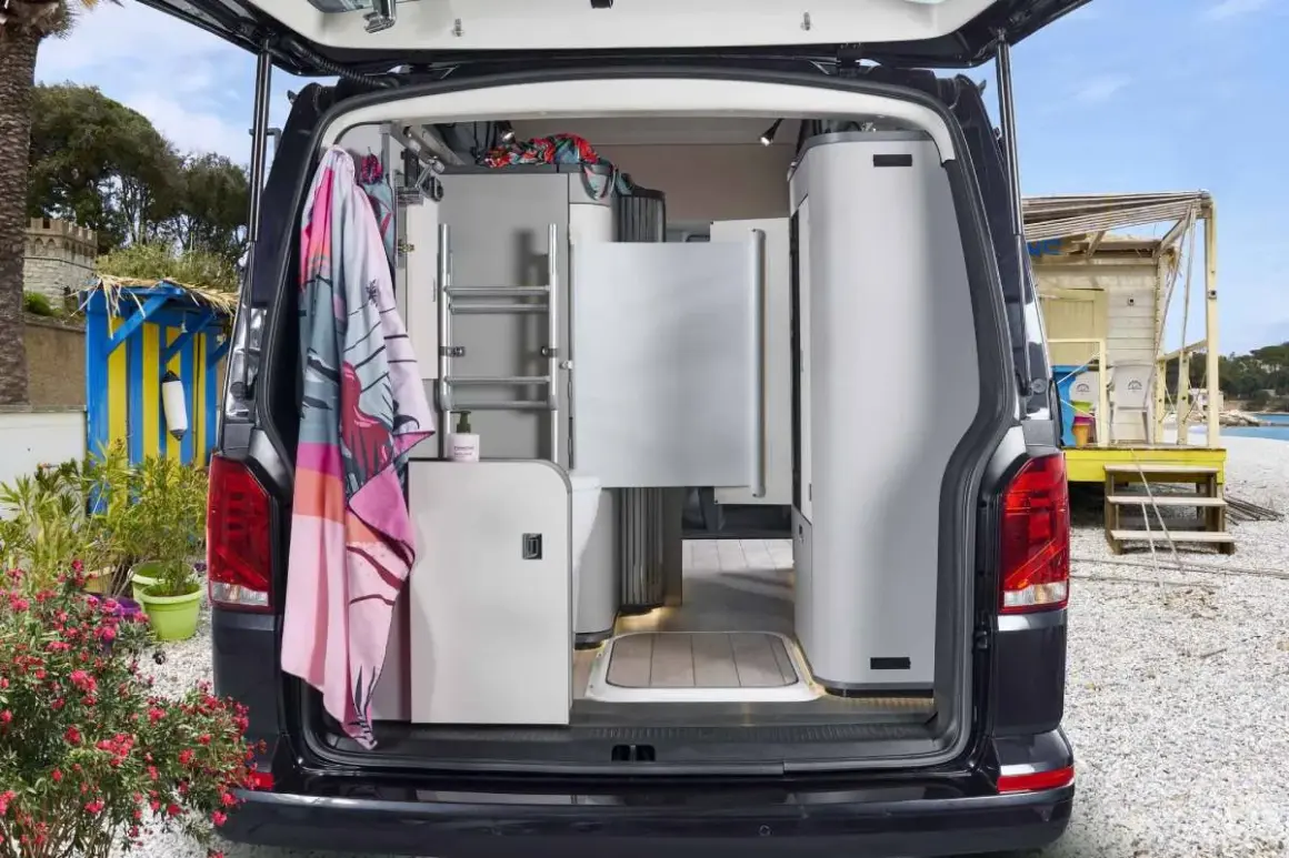 Interior de camper con baño completo, ducha y lavabo. Ideal para quienes buscan las mejores camper con baño para sus aventuras.