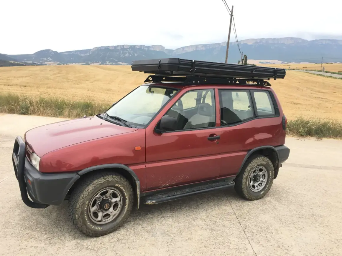 Nissan Terrano 2 corto con tienda de techo, listo para la aventura. Las medidas son ideales para explorar caminos rurales.