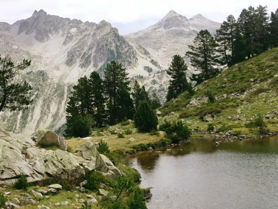 El ibon de los Baños de Panticosa, un espejo de agua rodeado de pinos y montañas rocosas, invita a la contemplación.