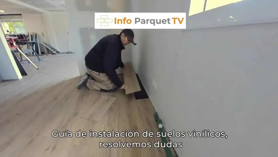 Hombre instalando lamas de vinilo en un suelo. Guía para forrar suelo con vinilo, resolviendo dudas.