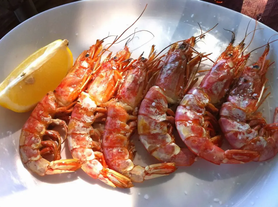 Gambas a la plancha con limón, perfectas para comer en Oriñón.