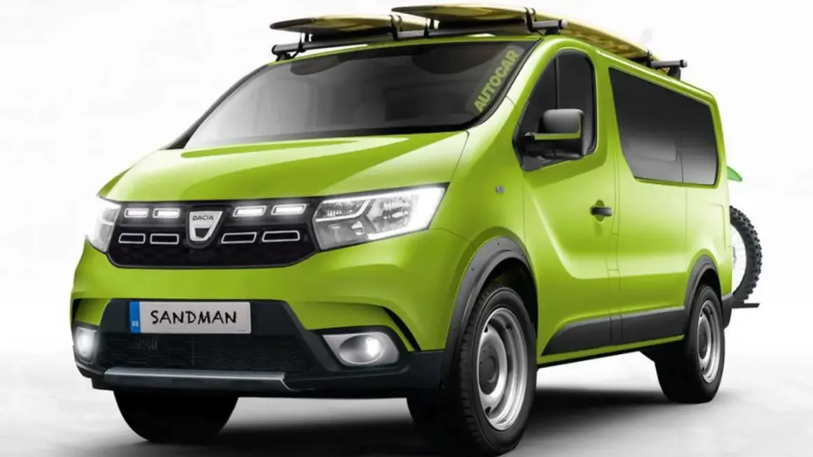 Dacia Sandman verde brillante, lista para la aventura con tablas de surf en el techo y rueda de repuesto.