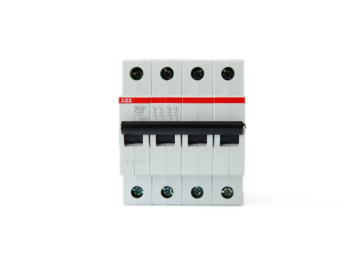 Interruptor magnetotérmico ABB SH204 C32. El magnetotérmico C10 significado es la protección contra sobrecargas y cortocircuitos.