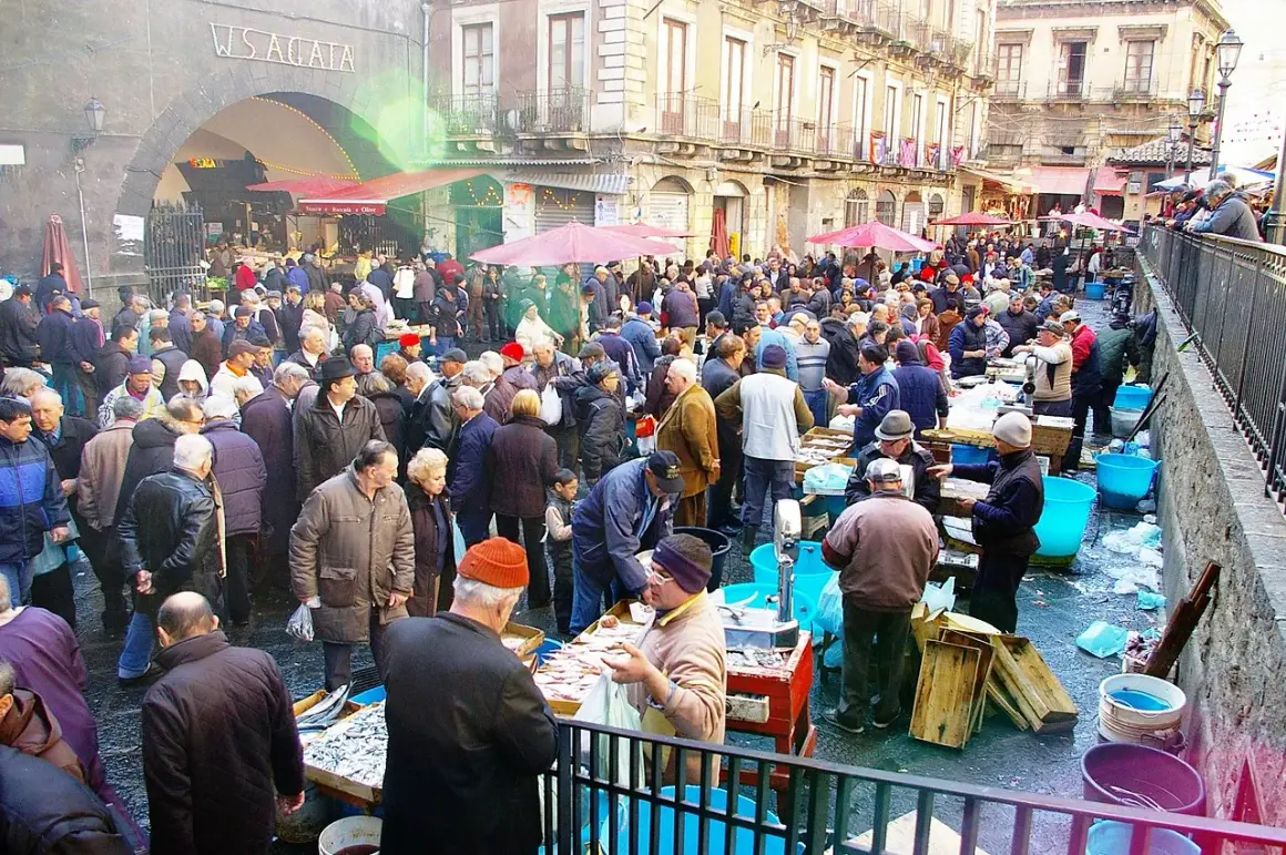 Mercado bullicioso en Palermo, con gente comprando pescado fresco. Un día ajetreado en este lugar, que algunos consideran **palermo peligroso** por su intensidad.