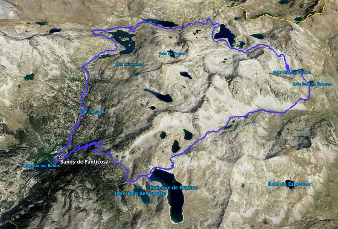 Mapa de rutas desde Baños de Panticosa, mostrando senderos azules que rodean ibones como Lumpiacha, Guarga y Brazato.