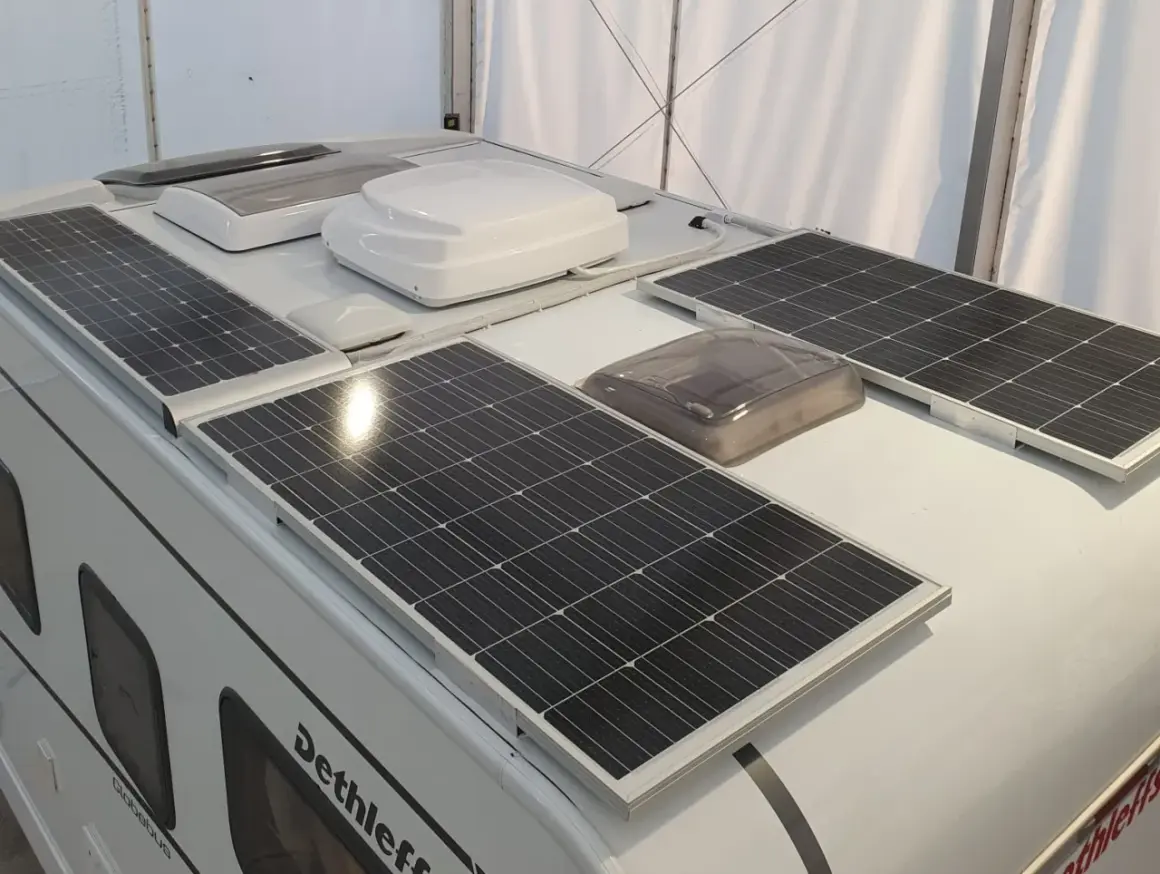 Instalación de placas solares con baterías en el techo de una autocaravana Dethleffs para energía autónoma.