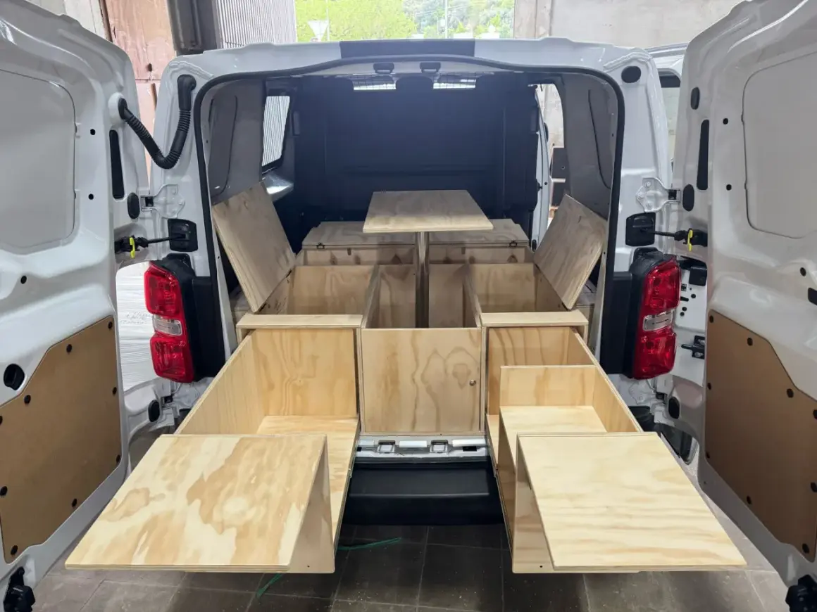 Muebles de madera para camperizar una VW T4, con cajones extraíbles y compartimentos. ¡Ideas para tu aventura!