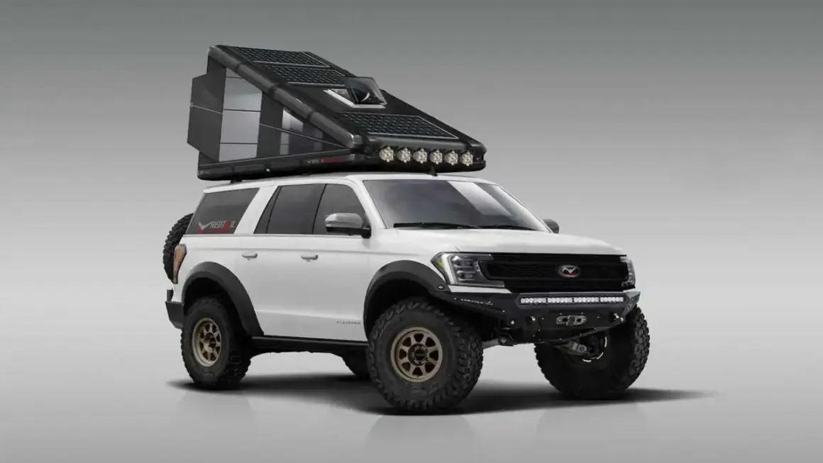 Blanco SUV camper con techo desplegable y paneles solares, listo para aventuras todoterreno.