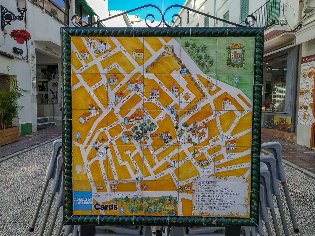Mapa de azulejos del casco antiguo de Marbella, con calles, plazas y edificios. Ideal para planificar tu visita y encontrar aparcamiento.