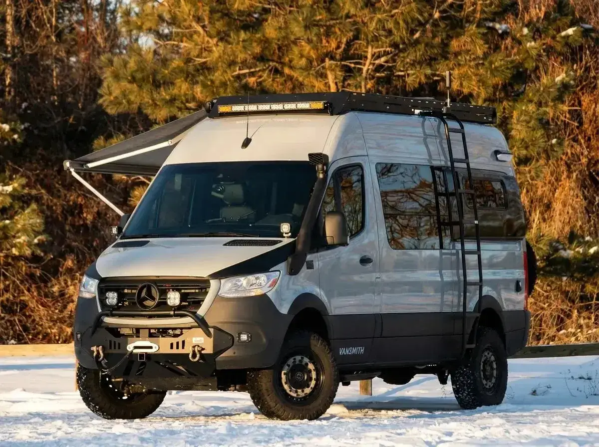 Camper 4x4 lista para la aventura. La mejor 4x4 para camperizar, con toldo, escalera y luces LED.