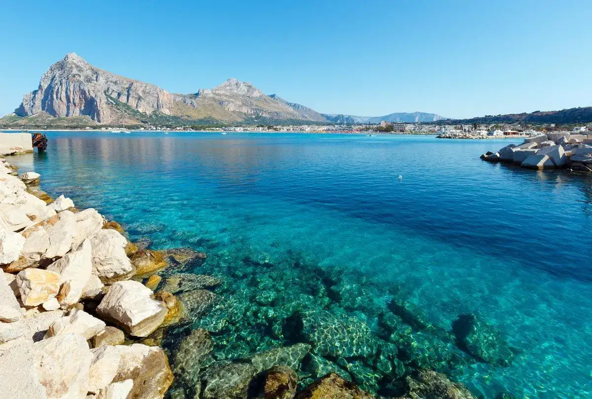 Aguas cristalinas y monta&ntilde;as imponentes en la playa San Vito Lo Capo. Un para&iacute;so siciliano.