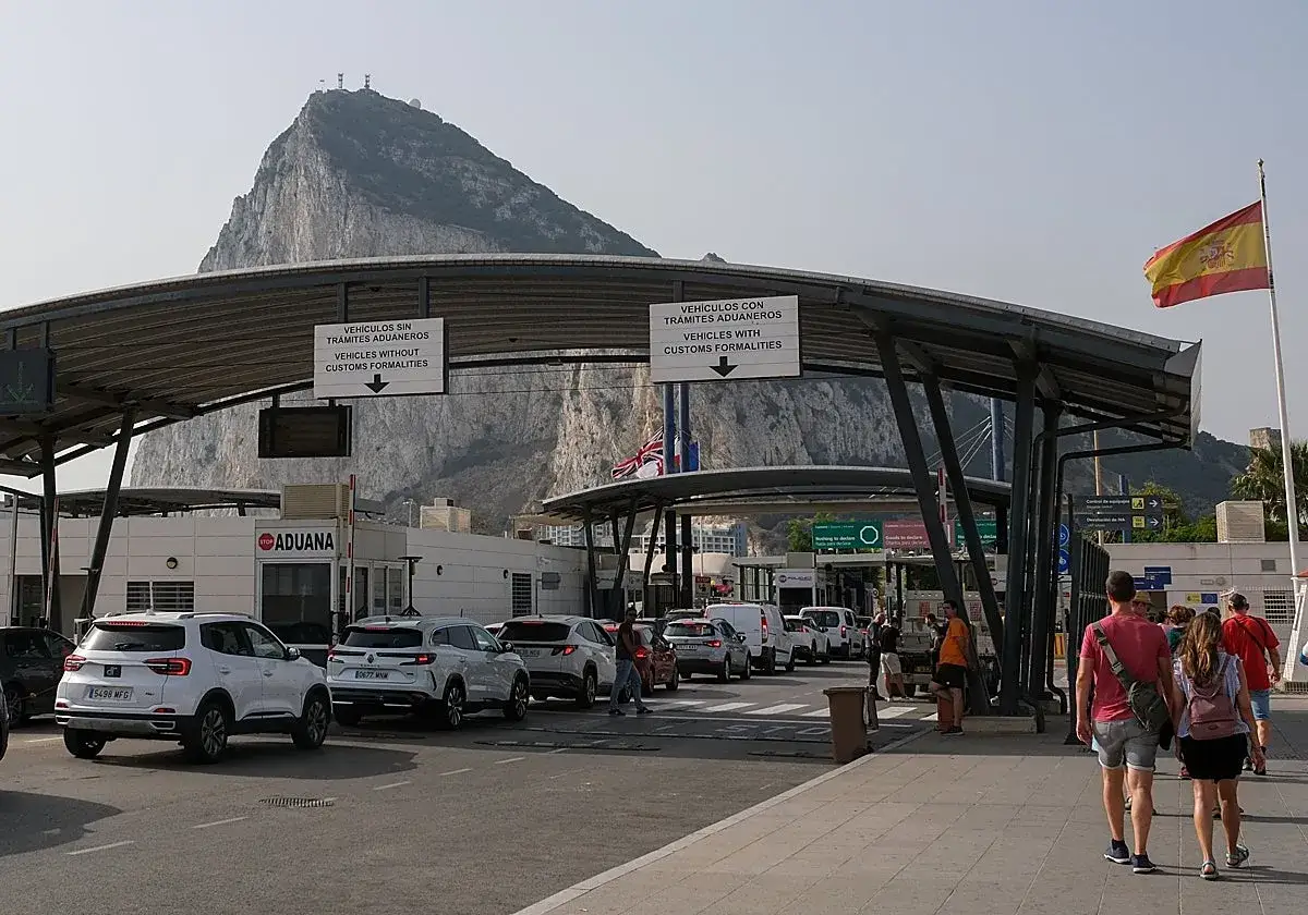 Fila de coches en la frontera de Gibraltar, con el Pe&ntilde;&oacute;n al fondo. Ideal para visitar Gibraltar con auto.