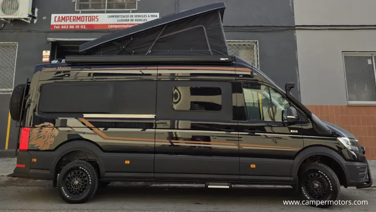Furgoneta negra personalizada con techo elevable y detalles de le&oacute;n. Sus medidas son ideales para aventuras.
