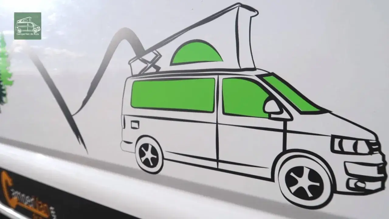 Dise&ntilde;o minimalista de furgoneta camper con techo elevable y ventanas verdes. &iexcl;Ideas para rotular una furgoneta con estilo aventurero!