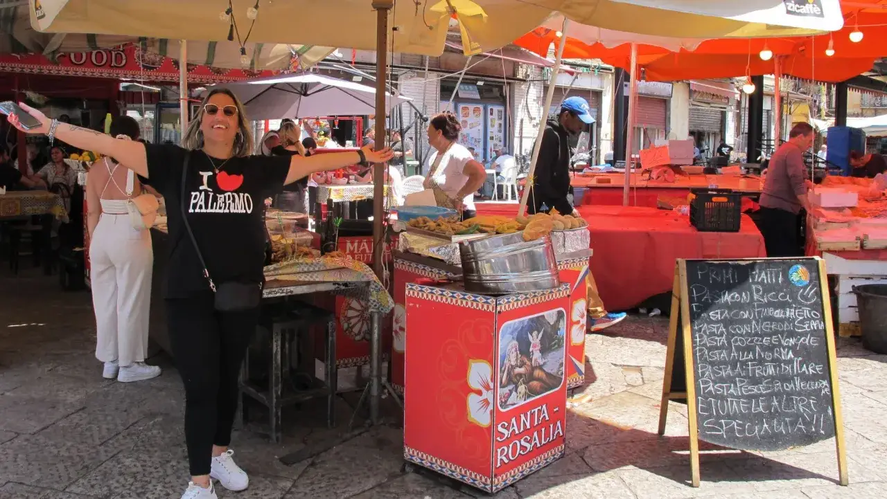 Una mujer sonriente con camiseta 