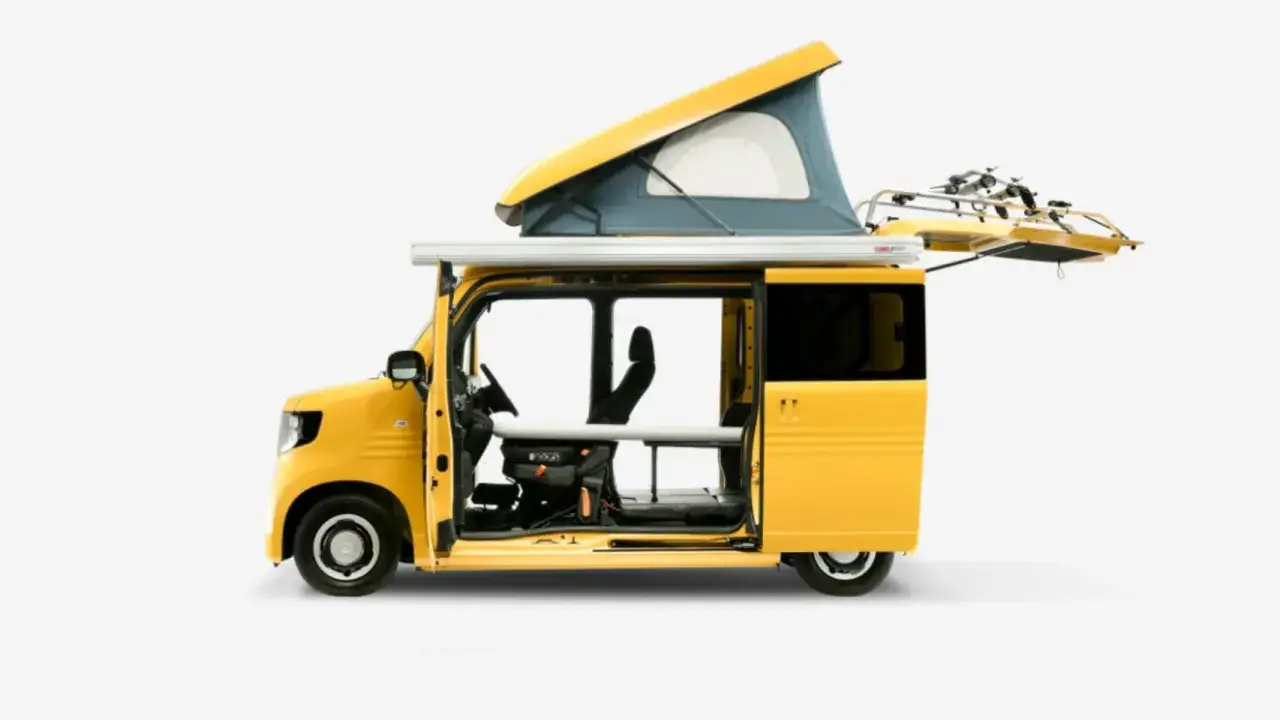 Mini autocaravanas japonesas amarillas con techo elevable y portabicicletas. Perfectas para aventuras compactas.