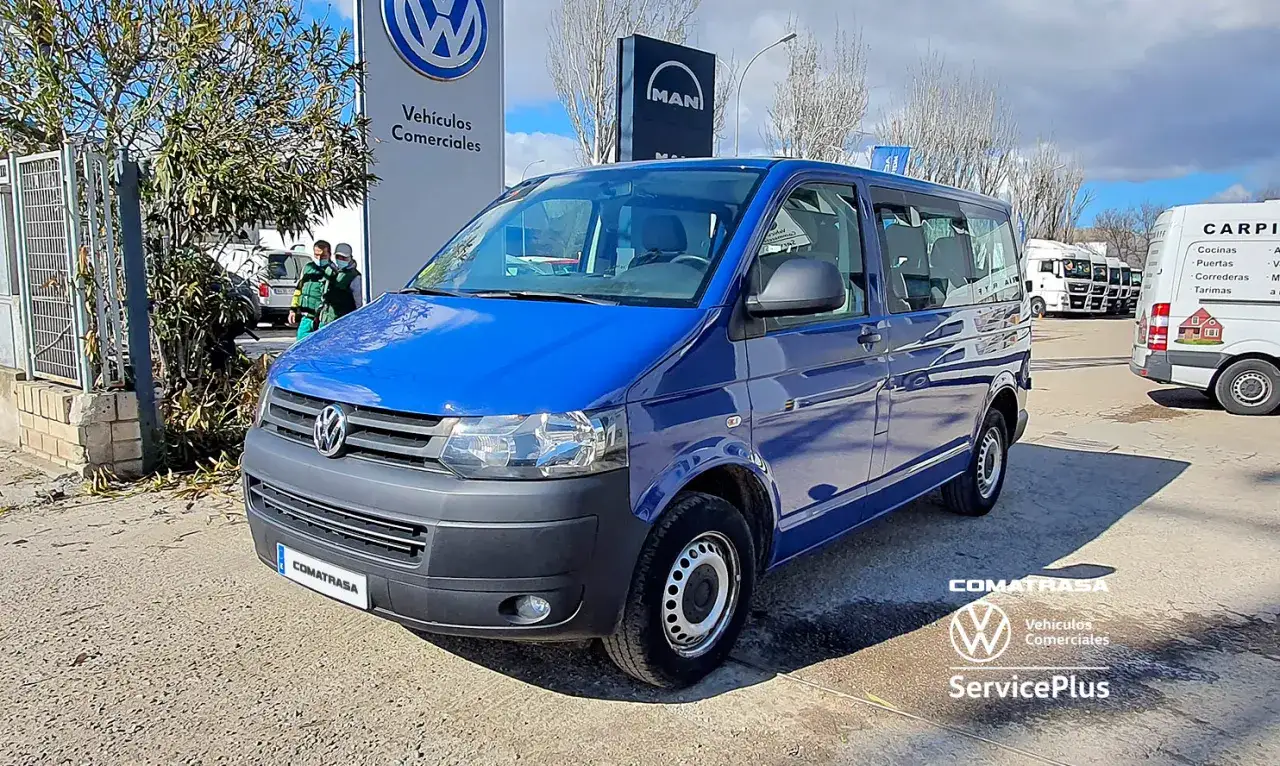 Furgoneta azul Volkswagen Transporter T5 en concesionario.