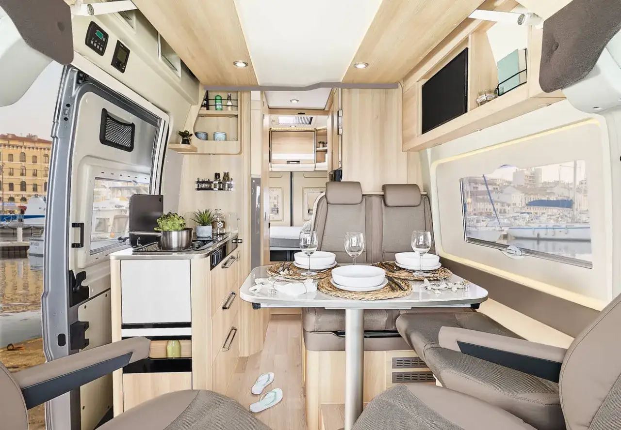 Interior de autocaravana lista para viajar. Cocina, comedor y asientos cómodos, ideal para un proyecto de bricolaje autocaravana.
