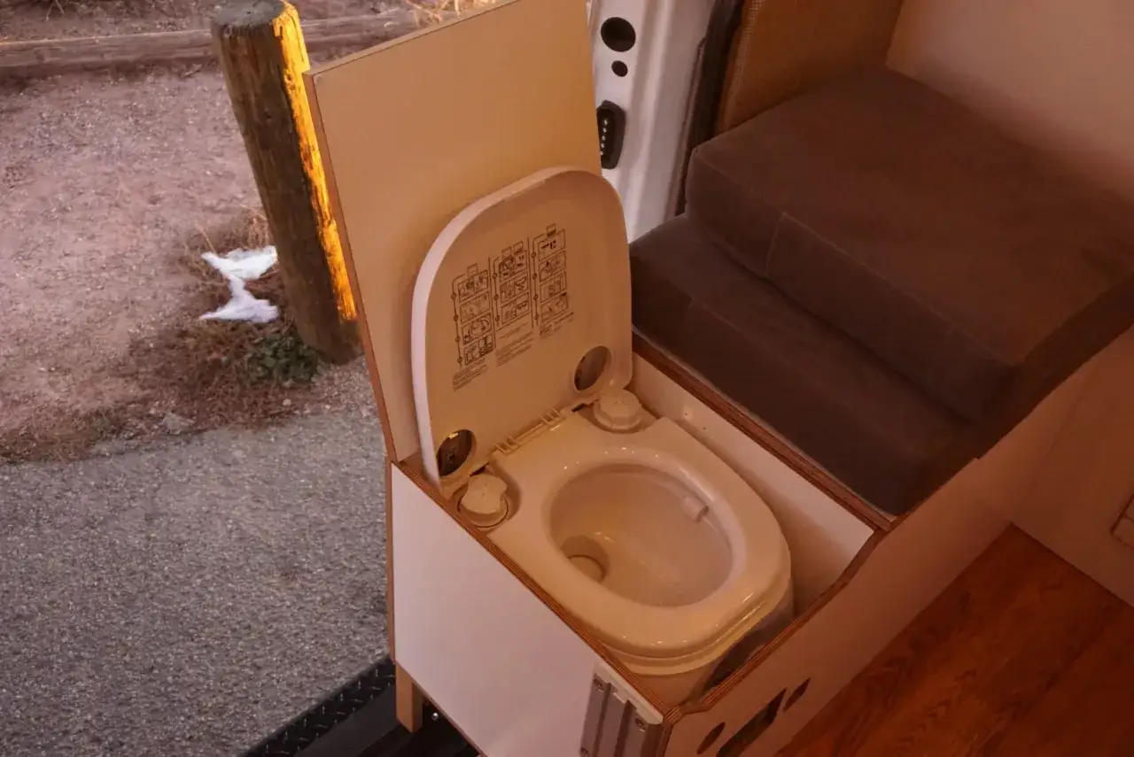 Inodoro qu&iacute;mico port&aacute;til. El agua con qu&iacute;mico ayuda a descomponer residuos y controlar olores, como funciona en este ba&ntilde;o de camper.