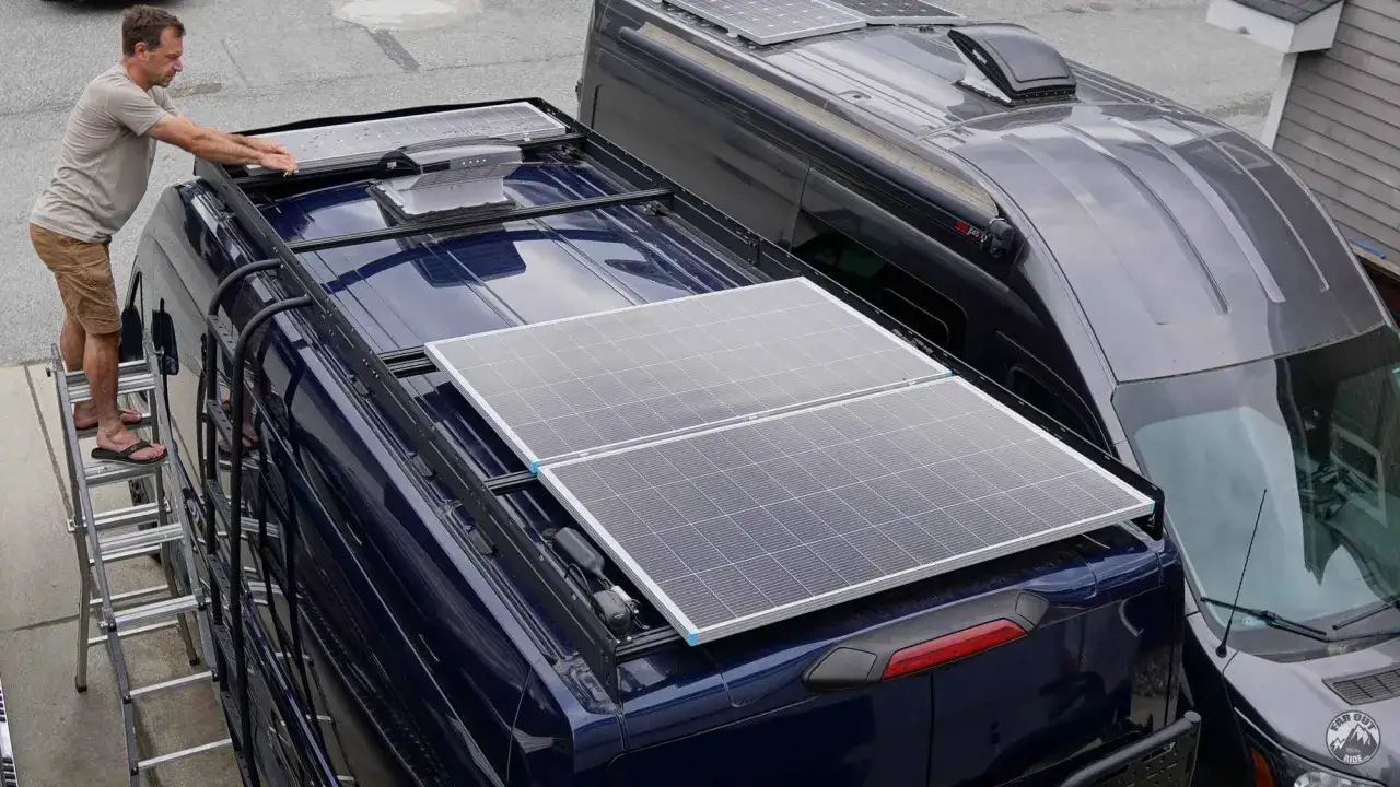 Hombre instala paneles solares en techo de furgoneta. Se aprecia la diferencia entre cable solar y normal al conectar el sistema.