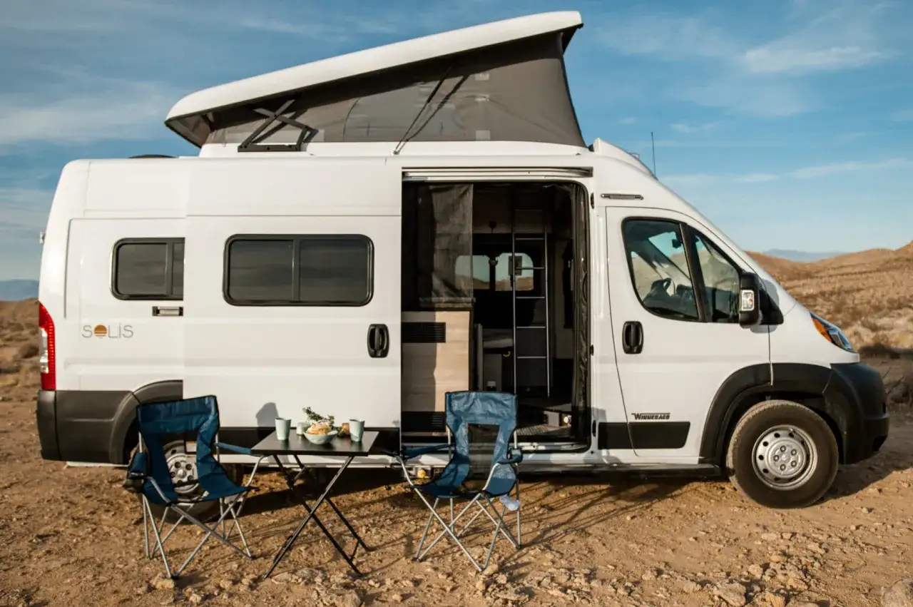 Una autocaravana Solis con techo elevable, lista para la aventura. Las marcas de camper como esta ofrecen libertad.