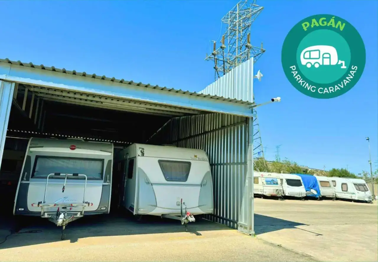 Caravanas guardadas bajo techo y al aire libre. Consulta el precio parking caravanas para tu pr&oacute;xima aventura.