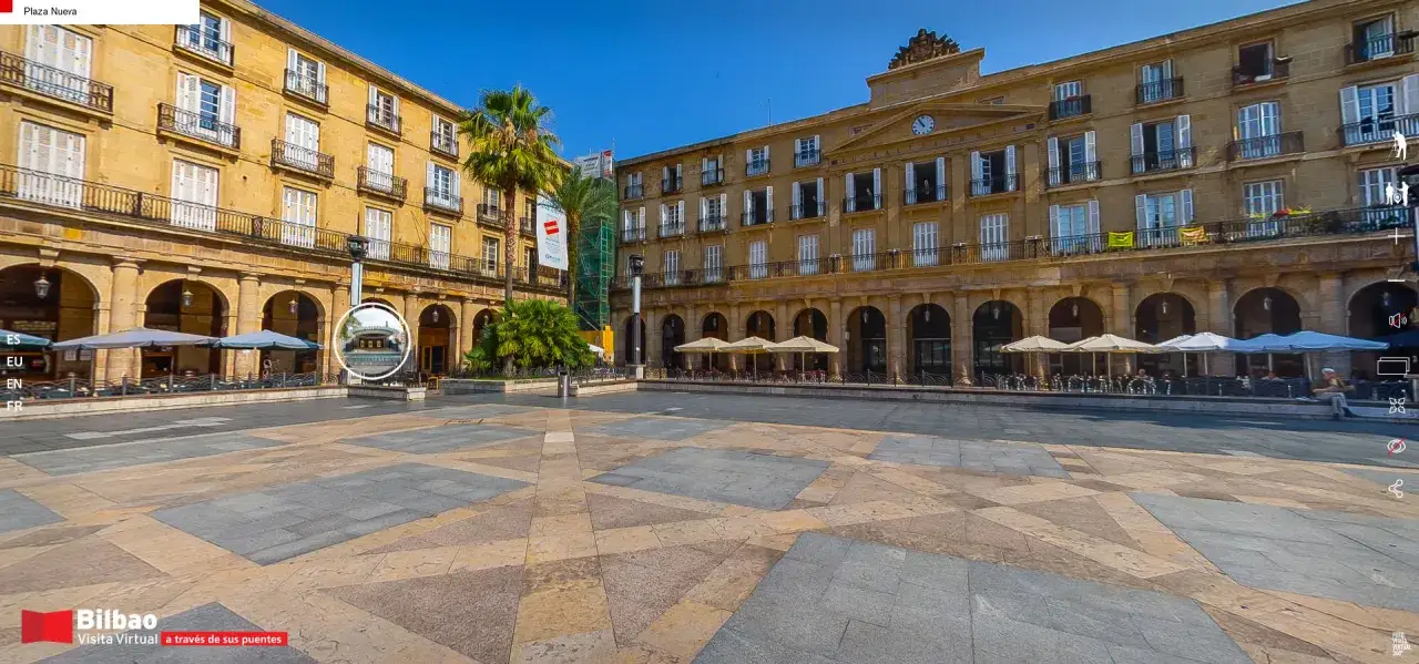 Plaza Nueva, coraz&oacute;n del bilbao centro storico, con sus edificios porticados y terrazas bajo palmeras.