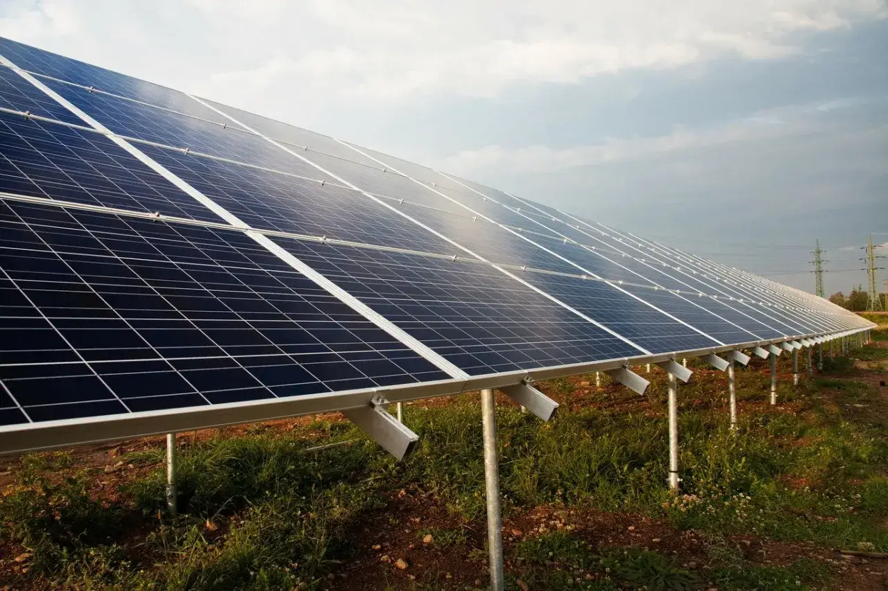 Paneles solares en un campo, la soluci&oacute;n perfecta para saber como tener luz en el campo.