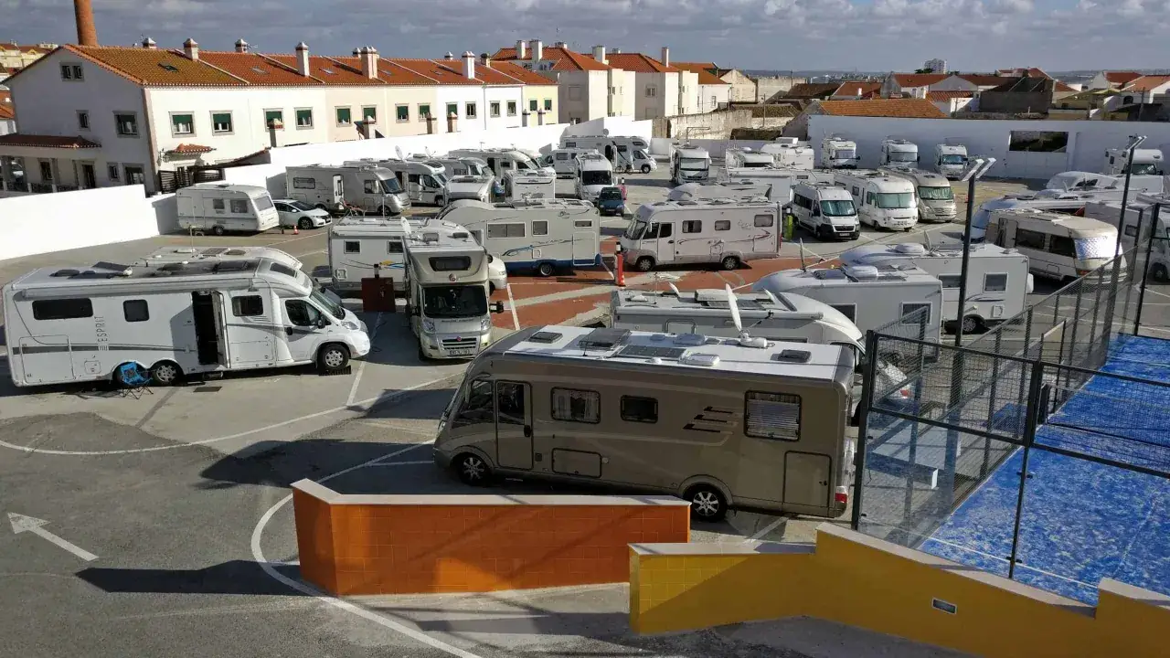 Estacionamiento lleno de autocaravanas, ideal para saber donde pernoctar con autocaravana en Portugal.