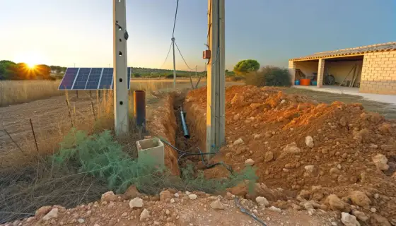 Luz en tu finca aislada: solar, costes y errores a evitar