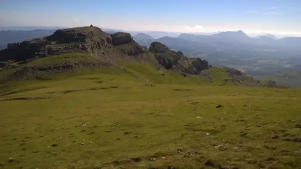 Vistas de **Gorbea desde Murgia**. Un paisaje montañoso verde y rocoso bajo un cielo azul claro.