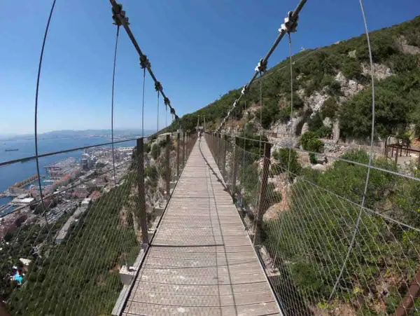 Puente colgante con vistas a la bahía y la ciudad. Una experiencia única para visiter Gibraltar à pied.
