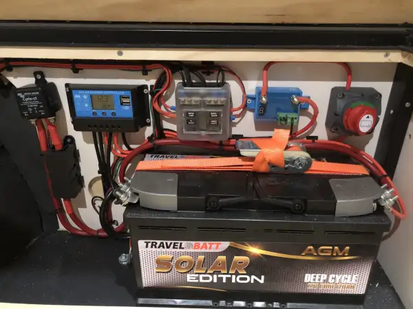 Sistema eléctrico con batería AGM "Solar Edition" y controlador de carga. ¡Todo listo para tu aventura con garantía de batería!
