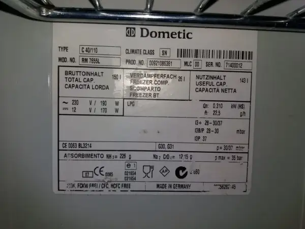 Etiqueta de un frigorífico Dometic RM 7655L. Muestra datos técnicos, capacidades y la clasificación energética frigoríficos.