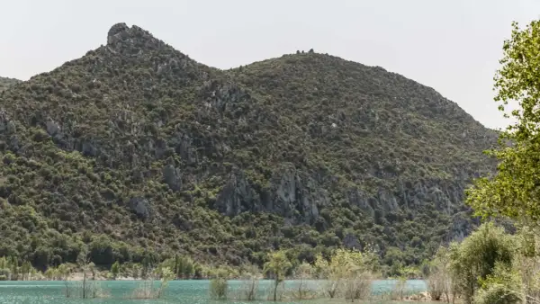 Paisaje del congost de Baldellou con montañas verdes y agua turquesa.