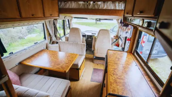 Interior de una autocaravana lista para viajar. Ideal para empresas para camperizar furgonetas que buscan inspiración.