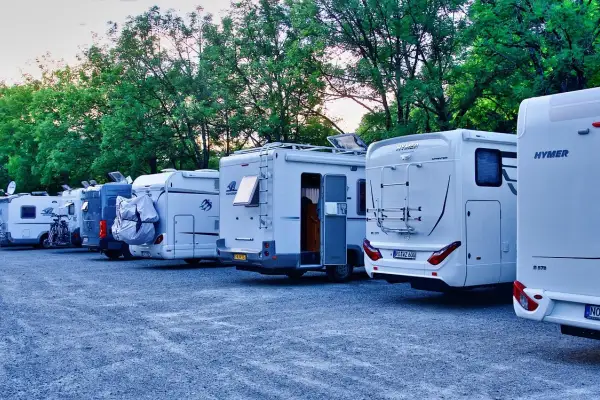 Autocaravanas aparcadas en un área camper en Pamplona, listas para la aventura.