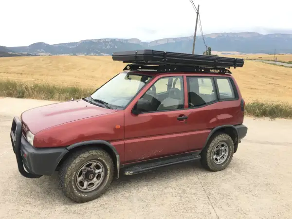 Nissan Terrano 2 corto con tienda de techo, listo para la aventura. Las medidas son ideales para explorar caminos rurales.