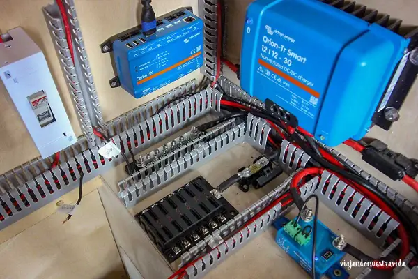 Panel eléctrico con dispositivos Victron Energy, incluyendo un Cerbo GX y un cargador DC/DC. Aquí se ve cómo funciona un inversor.