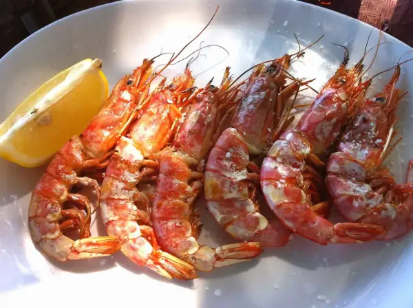 Gambas a la plancha con limón, perfectas para comer en Oriñón.